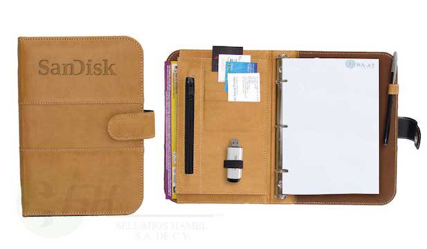 CARPETA CON APLICACIÓN, TREVILLA Y HERRAJE MATERIAL PIEL SINTETICA ITALIANA